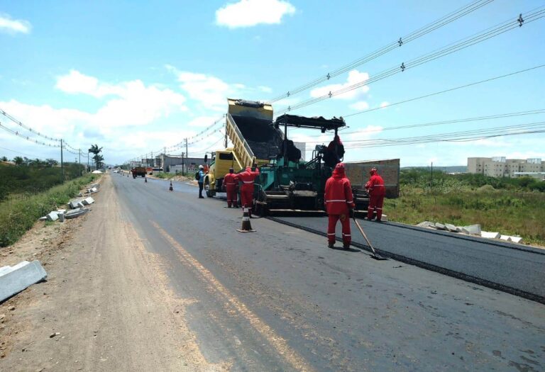 Cerca de 90 operários e 30 máquinas trabalham na restauração da rodovia entre Tobias e Riachão