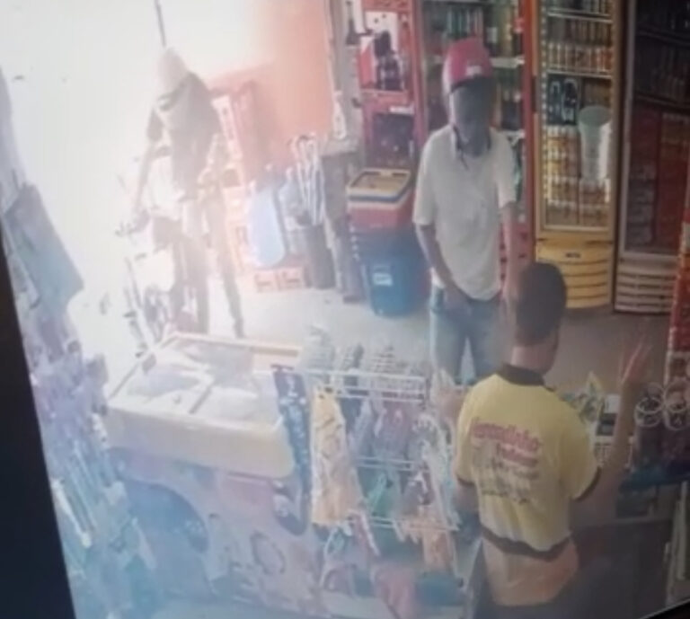 Criminosos assaltam mercadinho no bairro Santa Terezinha