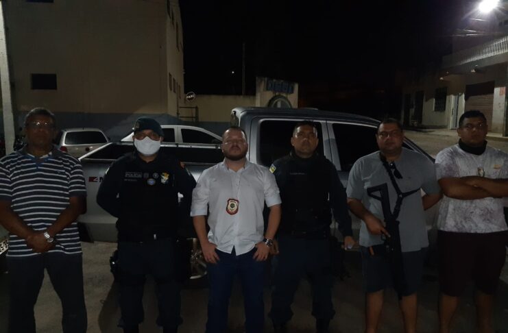 Policiais estavam disfarçados durante a operação.