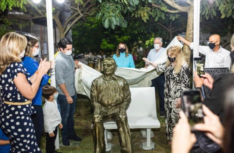 Monumento em homenagem a Ribeirinho é instalado no centro de Lagarto