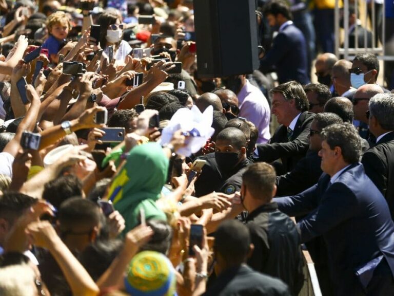 Mesmo sem desfile cívico, Bolsonaro gera aglomeração no Dia da Independência