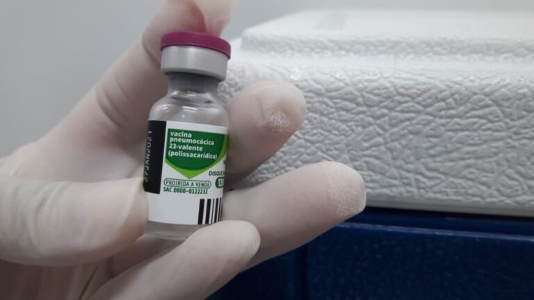 Vacina pneumo 23 é disponibilizada para profissionais do Huse que atuam na linha de frente contra a Covid-19