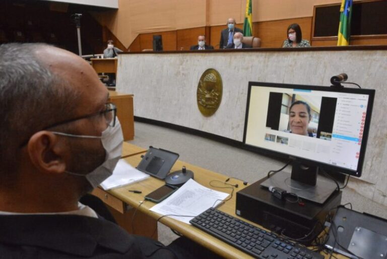 Deputados fazem questionamentos à secretária de Saúde