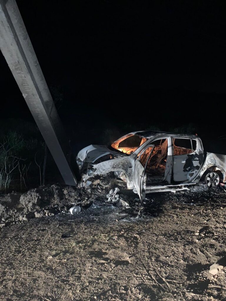 Carro pega fogo após colidir com um poste no povoado Saboeiro, em Lagarto