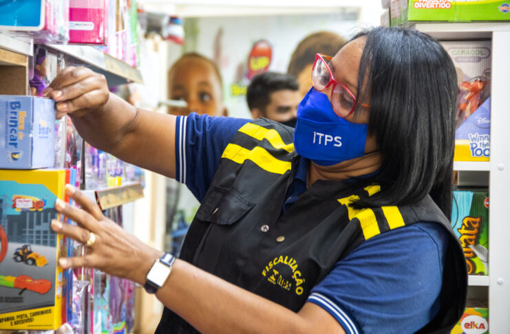 pais e responsáveis devem ficar atentos aos cuidados na hora de comprar e manusear esses produtos.