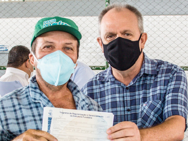 Belivaldo entrega 400 títulos de posse a agricultores familiares de Simão Dias
