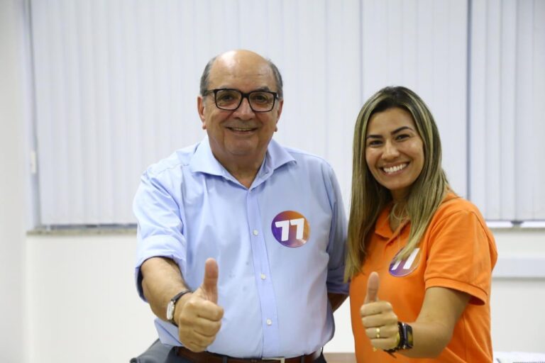 Zé Augusto Vieira entra de cabeça na campanha de Hilda Ribeiro, cola adesivo no carro e anda de praguinha