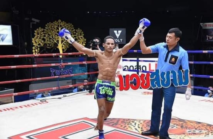 Depois de dois meses afastado, atleta sergipano de Muay Thai vence luta na Tailândia
