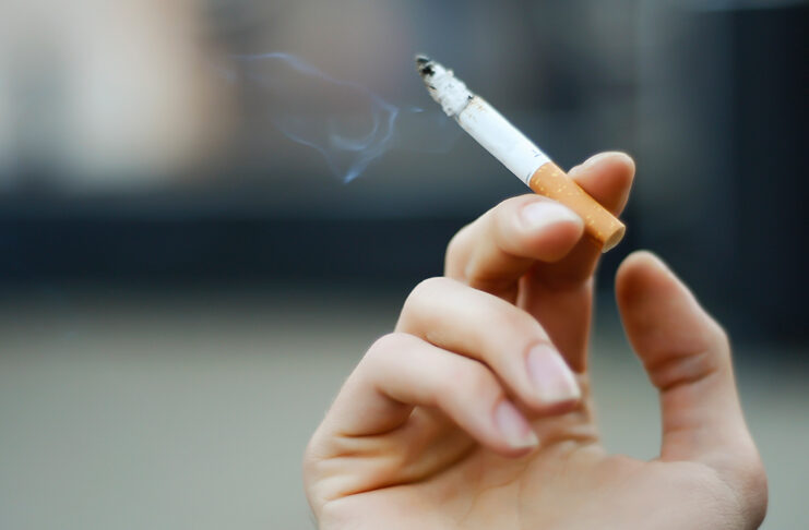 c3a9-verdade-que-ficar-perto-de-fumante-c3a9-pior-do-que-fumar