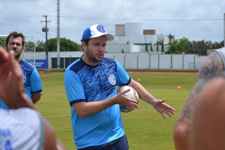 Com diversos desfalques, técnico Daniel Paulista destaca força do grupo do Confiança