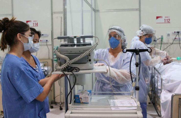Médicos fazem treinamento no hospital de campanha para tratamento de covid-19 do Complexo Esportivo do Ibirapuera.