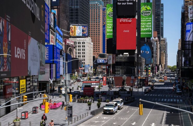 Times Square, permanece relativamente tranquilas devido ao surto contínuo da doença por coronavírus (COVID-19) no bairro de Manhattan em Nova York