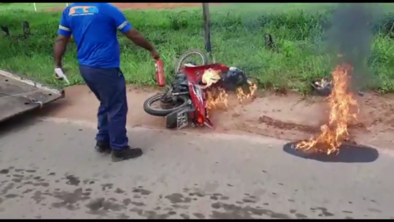 Homem é detido pela PM após atear fogo na própria moto para tentar impedir apreensão do veículo