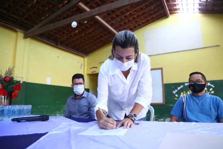 Hilda assina Ordem de Serviço para reformar o SCFV do Jardim Campo Novo