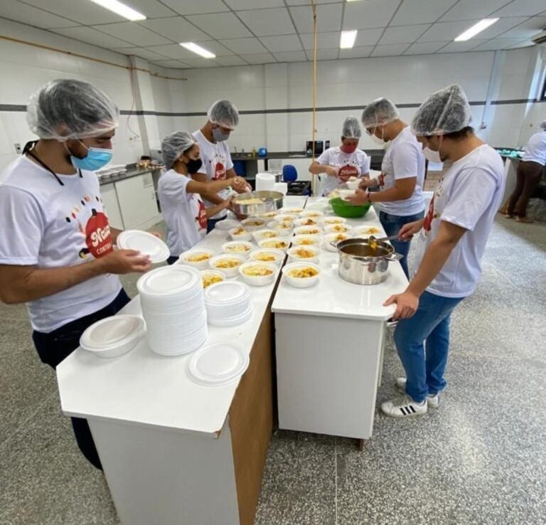 Nutricionistas distribuem almoços e cestas básicas aos mais carentes em Lagarto