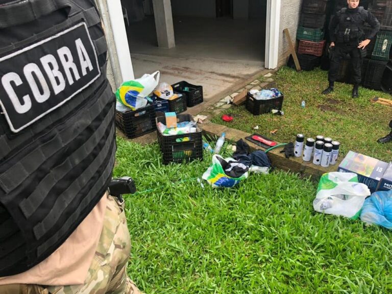 Assalto em Criciúma: polícia encontra acionador de explosivo e roupas com sangue em casa no RS; mais um suspeito é preso