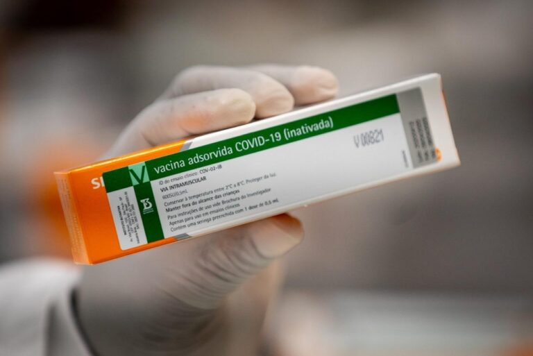 Butantan entrega 1,1 milhão de doses da CoronaVac e paralisa produção da vacina por falta de matéria-prima