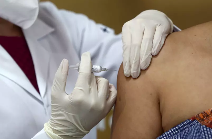 Voluntário recebe dose em teste da potencial vacina contra Covid-19 Coronavac em Porto Alegre