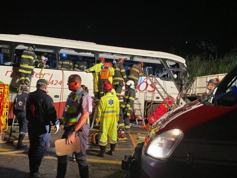 Acidente entre ônibus e caminhão mata 7 pessoas e deixa outras 34 feridas