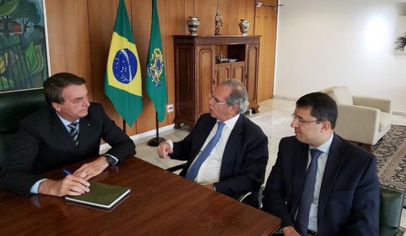 Bolsonaro diz que o governo vai ofertar vacina gratuita e não obrigatória