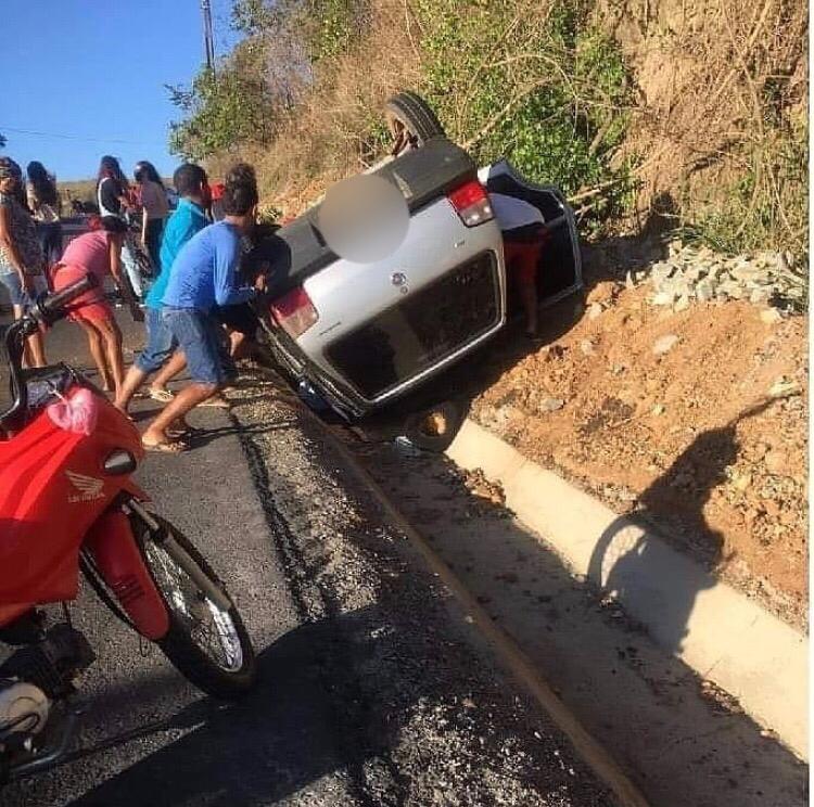 Capotamento é registrado em rodovia que liga Simão Dias a Pinhão