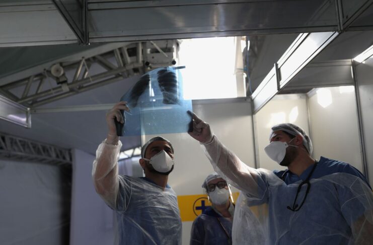 Médicos observam exame de paciente em hospital de campanha em Guarulhos (SP) 
12/05/2020
REUTERS/Amanda Perobelli