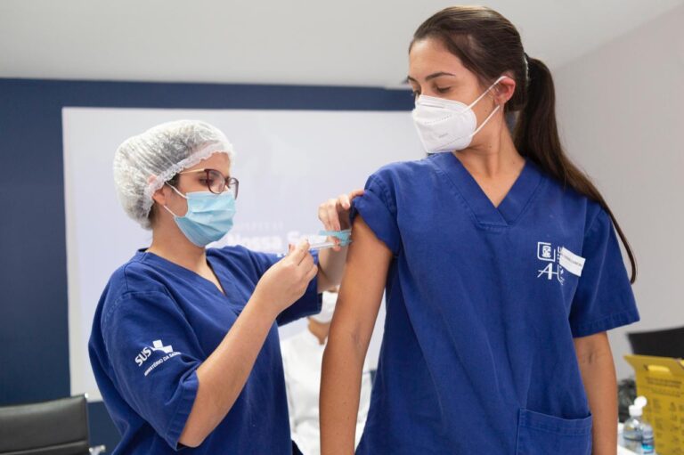 Hospital Nossa Senhora da Conceição realiza imunização de profissionais contra Covid-19