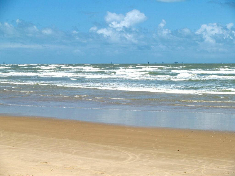 20 praias estão apropriadas para banho no litoral sergipano, diz Adema