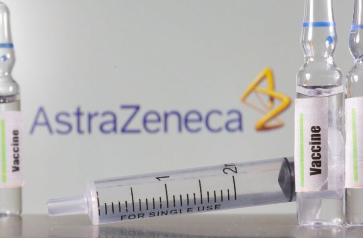 um tubo de ensaio etiquetado com a vacina é visto na frente do logotipo da AstraZeneca. REUTERS/Dado Ruvic/Illustration/File Photo