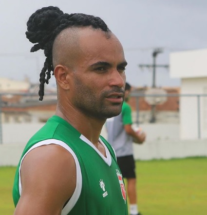 Serginho Paulista tem 32 anos e passou a temporada 2020 entre o futebol paranaense e pernambucano