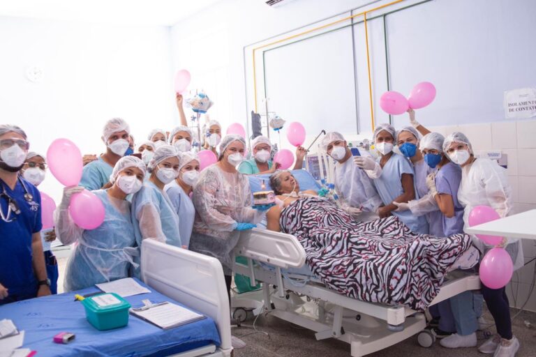 Equipe do HNSC celebra aniversário de paciente internada com Covid-19