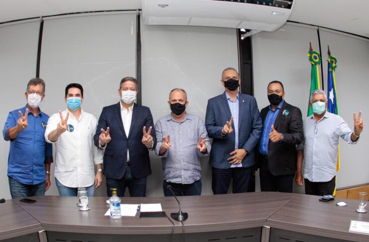 Governador posou para foto fazendo gesto de apoio a candidatura de Arthur Lira