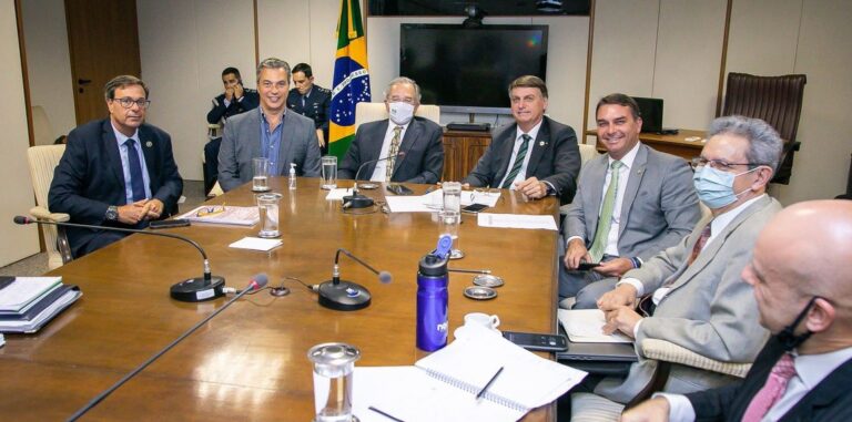 Bolsonaro apela para que caminhoneiros não façam greve