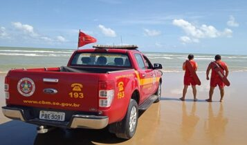 Homem que salvou menina na Praia da Costa comparece aos Bombeiros