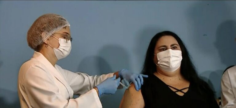 Enfermeira do HUSE é a primeira pessoa vacinada contra a Covid-19 em Sergipe