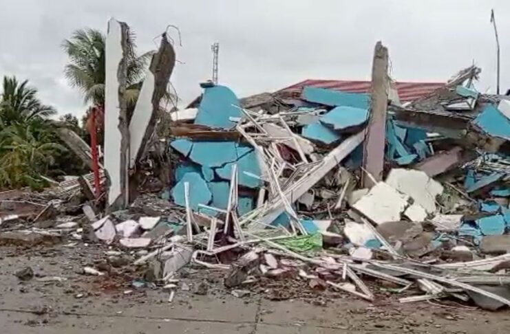O terremoto, de magnitude 6,2, segundo o Instituto norte-americano de Geofísica, atingiu a Ilha de Celebes. Epicentro foi localizado 36 km ao sul de Mamuju, capital da província.