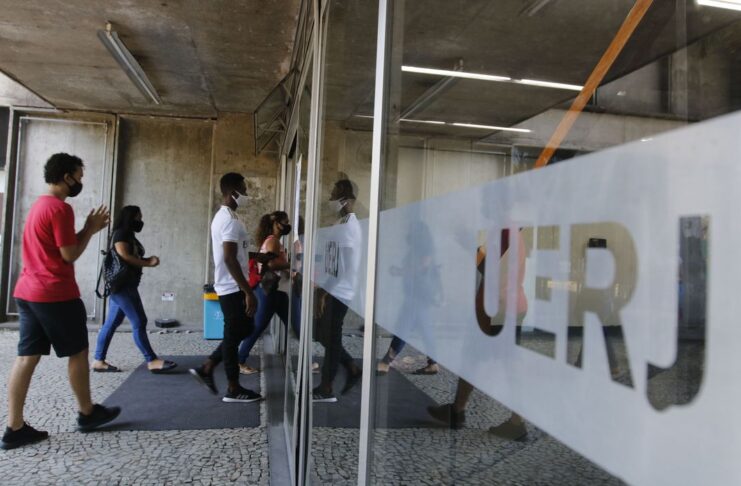 Entrada dos candidatos para o primeiro dia de provas do Exame Nacional do Ensino Médio (Enem) 2020, na Universidade Estadual do Rio de Janeiro(UERJ), na zona norte do Rio.