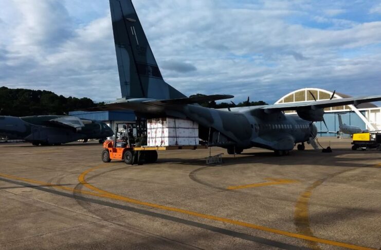 Hoje (18/01), um C-105 Amazonas da #FAB decolou às 10h de Guarulhos/SP com destino a Florianópolis/SC transportando carga das vacinas para combate à COVID-19. Avião