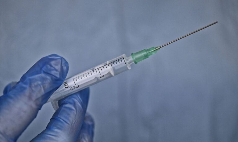 Anvisa retira obrigação de testes no Brasil para autorização de vacina
