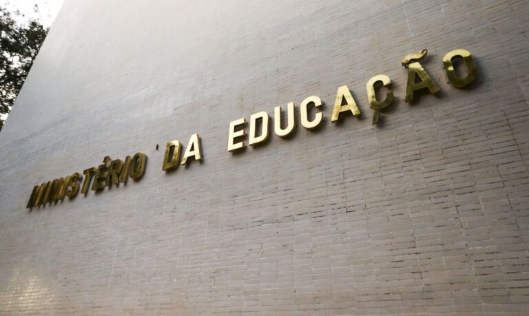 Bolsonaro edita decreto que reformula o Programa Brasil Alfabetizado
