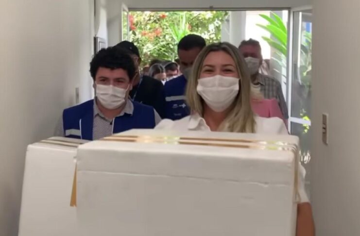 Na foto, Carlos Carvalho acompanha a prefeita Hilda na cerimônia de recepção às primeiras doses da Coronavac em Lagarto