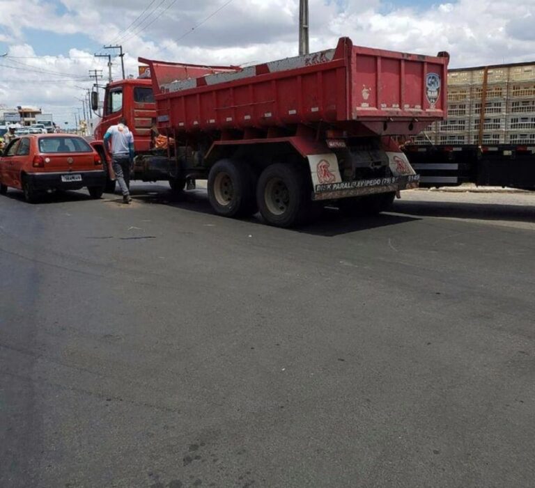 Colisão gera transtornos no trevo de acesso à Riachão do Dantas