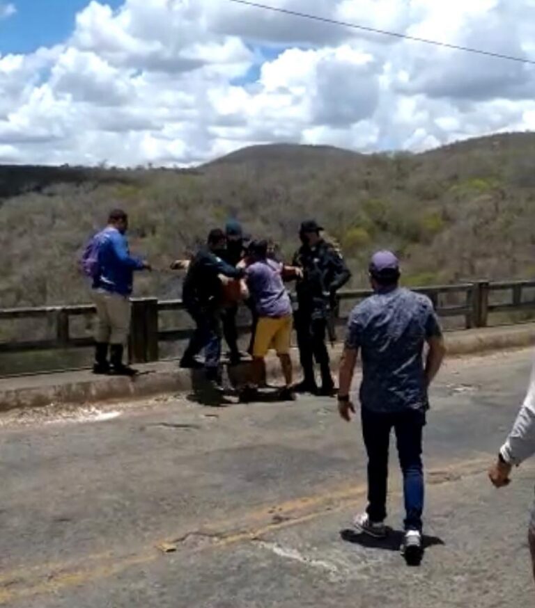 Mulher é impedida de cometer suicídio na ponte sobre o Rio Vaza Barris