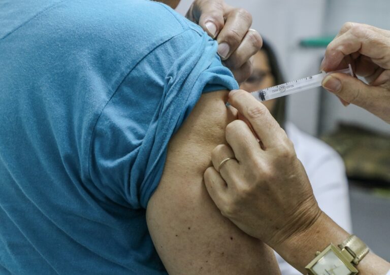 Governo de Sergipe dialoga com municípios para agilizar vacinação
