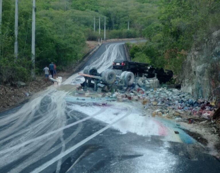 Caminhão que carregava tintas tomba na rodovia que liga Simão Dias e Pinhão