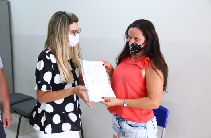 A prefeita Hilda fez a entrega simbólica da primeira agricultora contemplada com o laudo de análise de solo