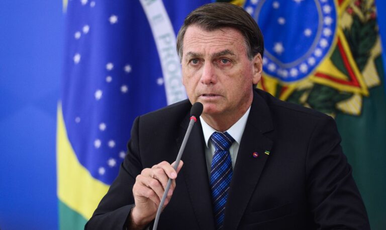 Bolsonaro volta a criticar restrições e diz que ‘a fome está batendo forte’