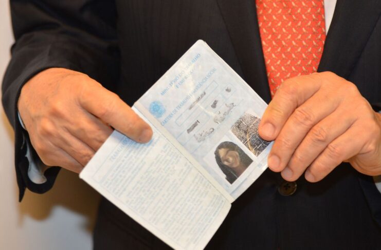 O ministro do Trabalho e Emprego, Manoel Dias, inaugura o sistema da Carteira de Trabalho Digital em Brasília,  com a entrega da primeira carteira para Letícia Ranefer (Fabio Rodrigues Pozzebom/Agência Brasil)