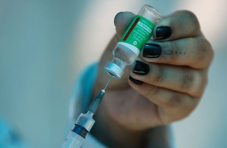 Vacinação dos profissionais de saúde, veterinários e agentes funerários com 60 anos ou mais de idade, que estam na ativa, na Clínica da Família Estácio de Sá, na região central da cidade. O município do Rio de Janeiro ampliou hoje (27) o público-alvo da campanha de vacinação contra a covid-19.