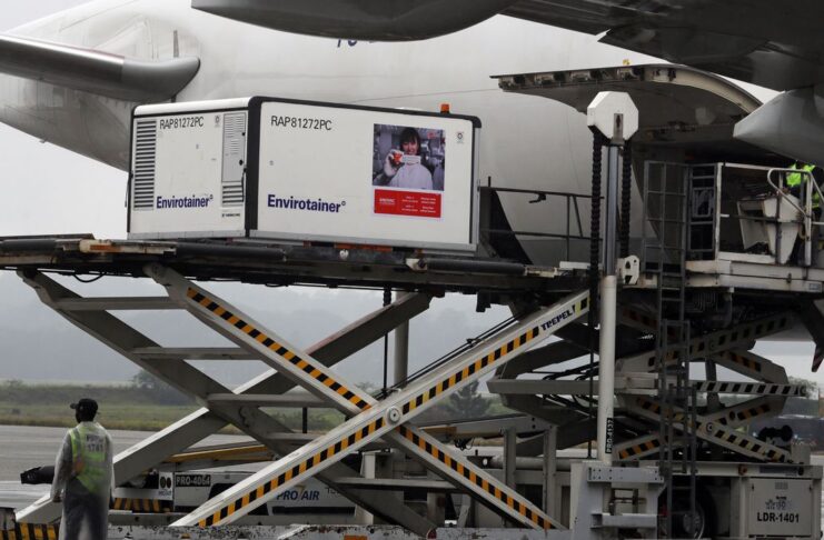 Carga com primeiras doses da CoronaVac chega ao Aeroporto Internacional de São Paulo
19/11/2020
 REUTERS/Amanda Perobelli